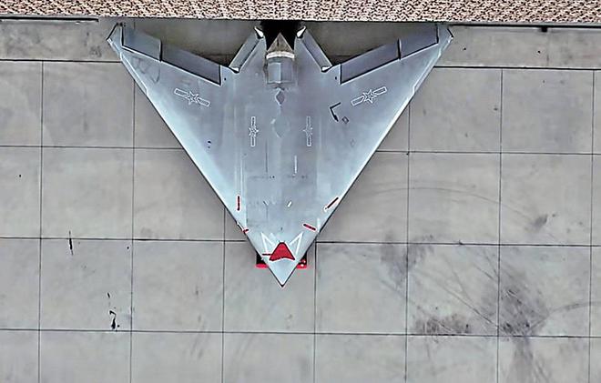 韩国人讨论：新型无人机与歼20协同！