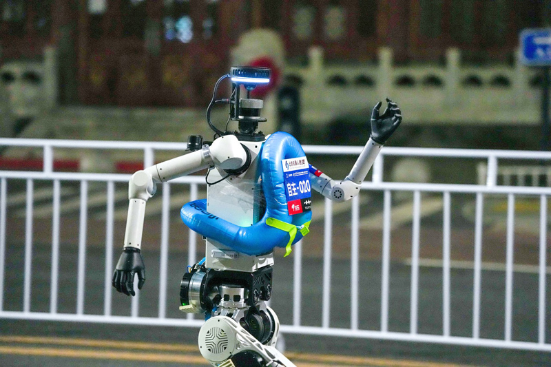 越南网友：中国机器人马拉松的速度打破纪录！（二）