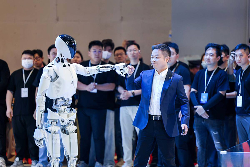 日本人评论：中国的人形机器人投入使用！